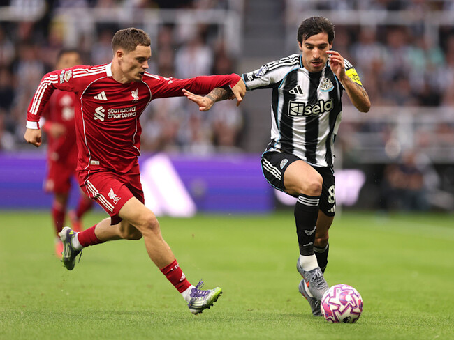 Màn đụng độ kịch tính Newcastle United vs Liverpool